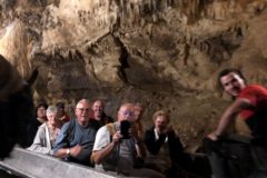 en barque sur la rivière souterraine